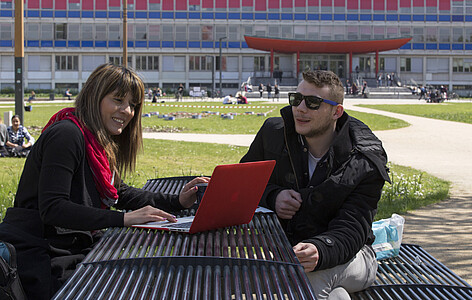 Les tables et les bancs répartis un peu partout sur le campus offrent des places de choix pour travailler, pique-niquer ou buller au vert.
